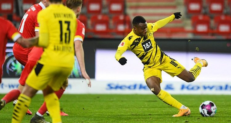 Hàng thủ Dortmund chấm dứt chuỗi ngày chiến thắng của Moukoko