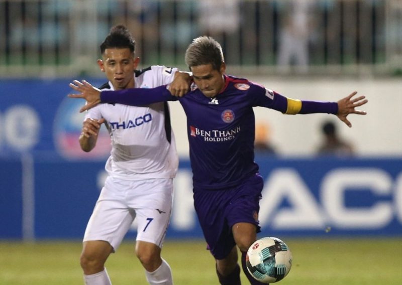 Cầu thủ futsal Nguyễn Nhớ đá bóng ra ngoài dù có cơ hội ghi bàn