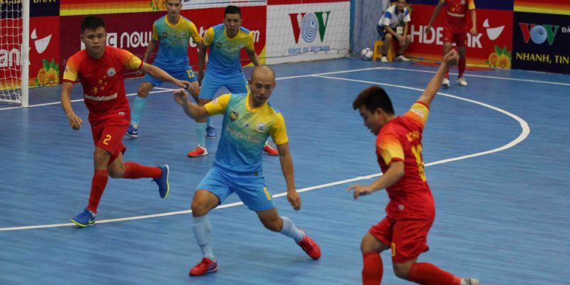 Đức Hòa nhận Quả bóng Đồng Futsal tại phòng cách ly