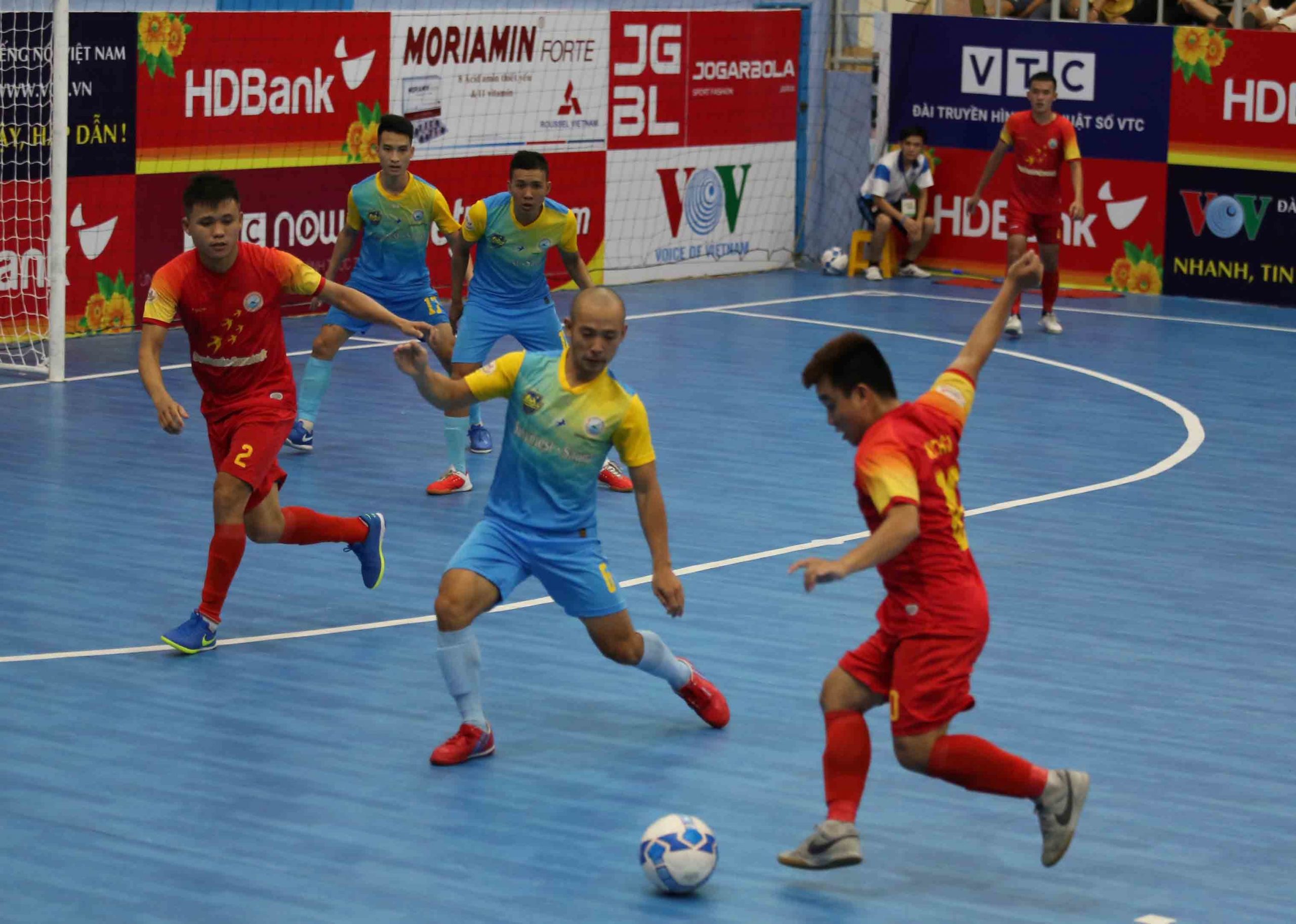 Đức Hòa nhận Quả bóng Đồng Futsal tại phòng cách ly