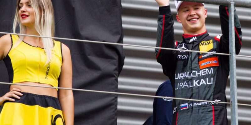 Tay đua F1 Nikita Mazepin bị chỉ trích vì công khai sàm sỡ người mẫu